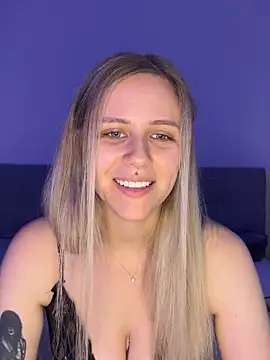 lunawolf21 online show from December 18, 7:35 am