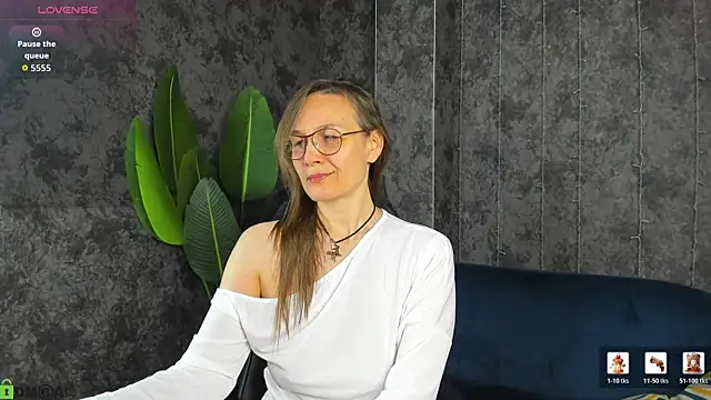 Lillian White online show from May 24, 1:04 am