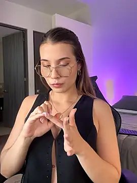 SophieRaily  online show from October 22, 9:31 pm