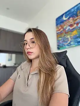 SophieRaily  online show from March 18, 10:04 pm