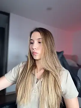 SophieRaily  online show from April 6, 9:38 pm