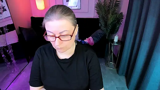 AlexandraKind online show from April 8, 8:55 pm