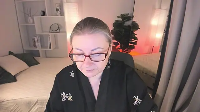 AlexandraKind online show from March 25, 8:45 pm