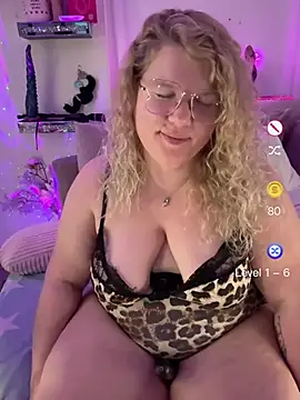 CurvyAnonymousGirl89 online show from May 14, 5:19 pm