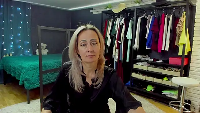 Julia Cherry  online show from January 11, 3:50 pm