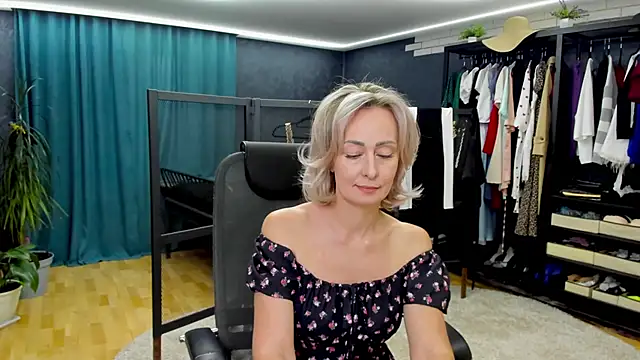 Julia Cherry  online show from May 21, 3:32 pm