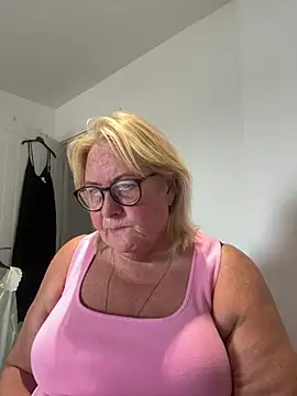 MoistCurveyChanel online show from August 4, 10:54 am