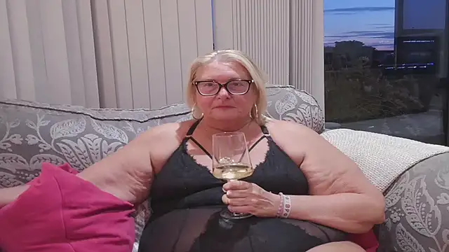 MoistCurveyChanel online show from July 1, 8:52 pm