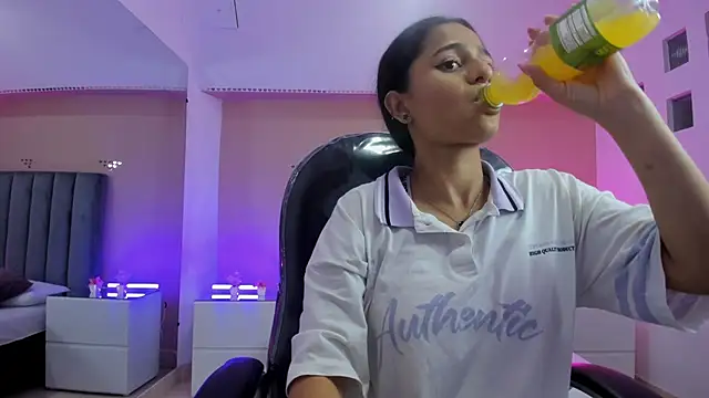 Giselle Roldan online show from February 19, 7:57 pm