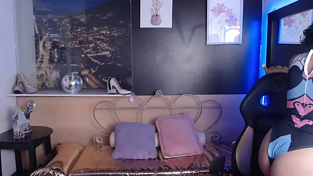 Lili Gomez  online show from October 20, 1:25 pm