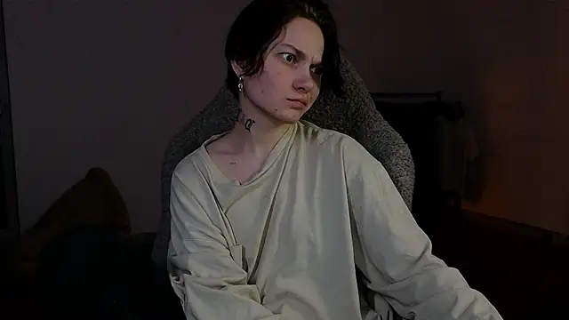 esajukyy online show from May 18, 3:40 pm