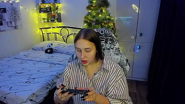 LinaTruly online show from December 4, 9:37 pm