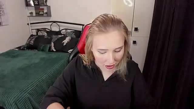 Snapshot of LinaTruly chatting on September 22, 9:57 pm LinaTruly online show from September 22, 9:57 pm