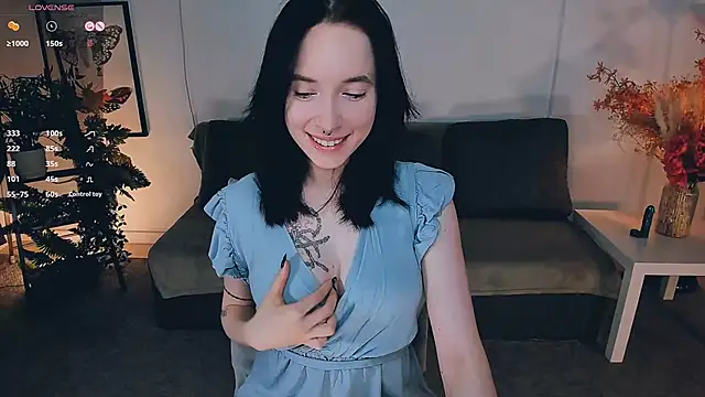 lilithlunna online show from December 5, 1:01 pm