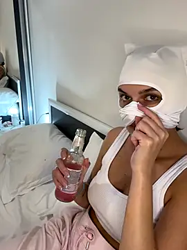 Nikki Hoee online show from November 9, 9:33 pm