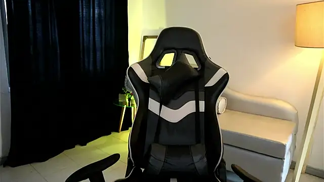 Daisha Riley online show from October 6, 2:12 pm