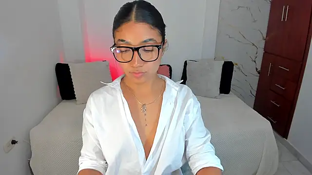 martina roldam online show from May 18, 3:27 am