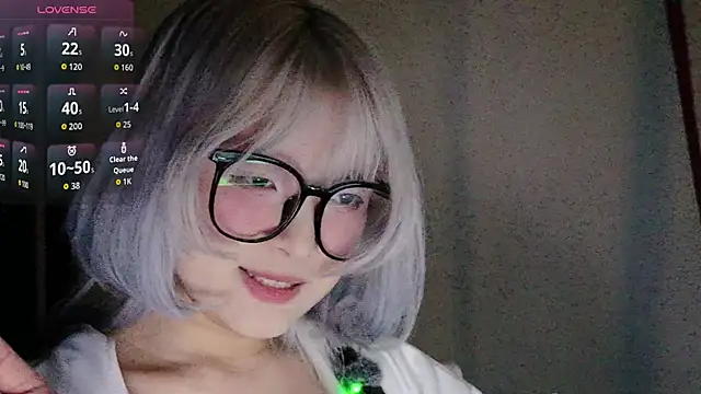 Yu UwU  online show from October 30, 1:23 pm