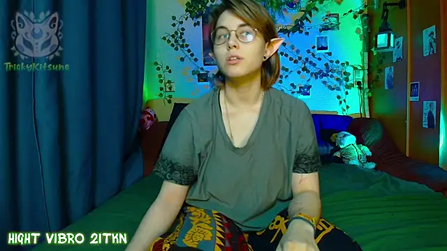 TrickyKitsune online show from May 11, 3:40 pm