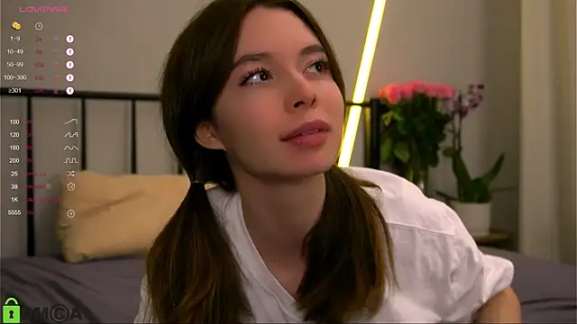 Snapshot of LittleOriana chatting on September 20, 1:05 am LittleOriana online show from September 20, 1:05 am