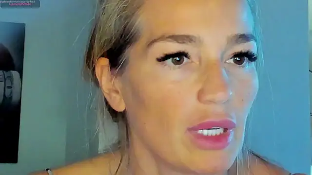 Yourhotqueeen online show from May 12, 4:57 pm