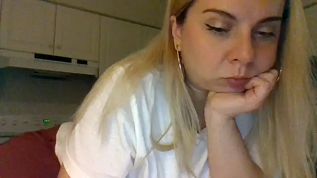 Snapshot of HappyIva chatting on October 5, 5:01 am HappyIva online show from October 5, 5:01 am