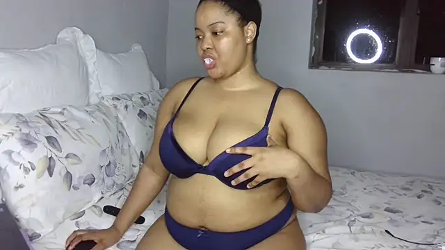 Snapshot of sexytinashe21 chatting on September 18, 9:35 pm sexytinashe21 online show from September 18, 9:35 pm