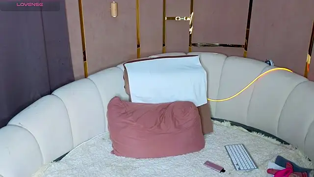 emilytrays online show from May 6, 2:37 am