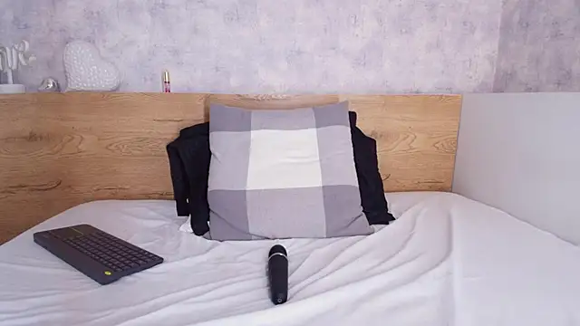 sara  jones gh online show from October 6, 8:46 pm