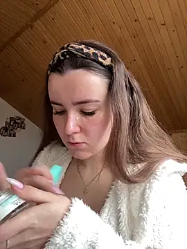 mewKate online show from April 8, 3:58 pm