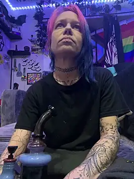 trashbrat online show from May 7, 1:32 am