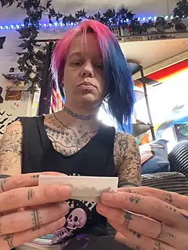 trashbrat online show from April 7, 9:06 pm