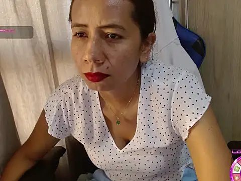Danielagomez33 online show from May 22, 1:31 pm