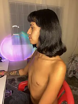 Naicollsxxx online show from May 7, 1:43 am