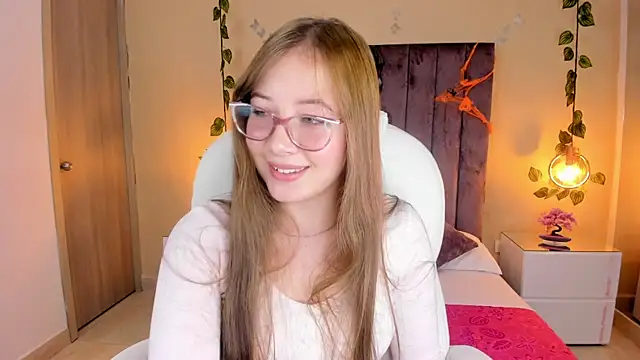 Dahlia Rousse online show from October 9, 9:30 pm