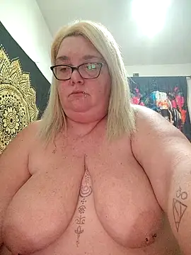 diosacurvy1984 online show from April 8, 10:23 pm