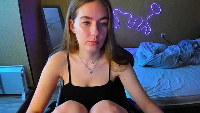 EmilyPaw online show from May 3, 1:58 pm