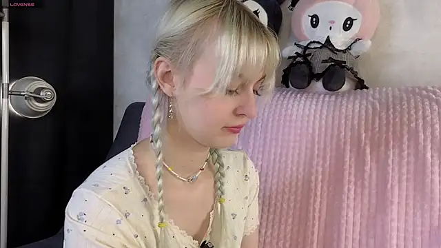 Snapshot of MaydaBunton chatting on September 18, 1:59 am MaydaBunton online show from September 18, 1:59 am