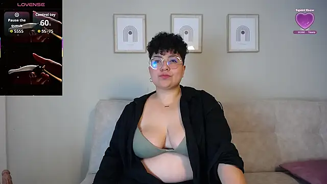 curly cam queen69 online show from October 1, 3:33 am