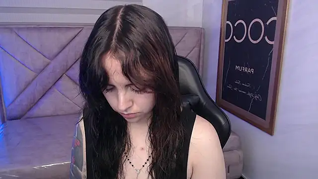 Hela v online show from May 4, 1:04 pm