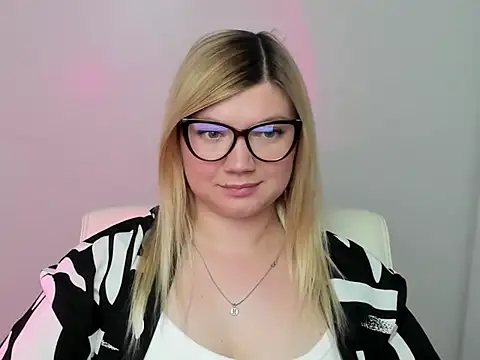 Snapshot of Lola_moree chatting on September 21, 11:31 am Lola moree online show from September 21, 11:31 am