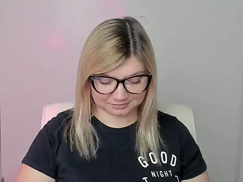 Snapshot of Lola_moree chatting on October 3, 11:48 am Lola moree online show from October 3, 11:48 am