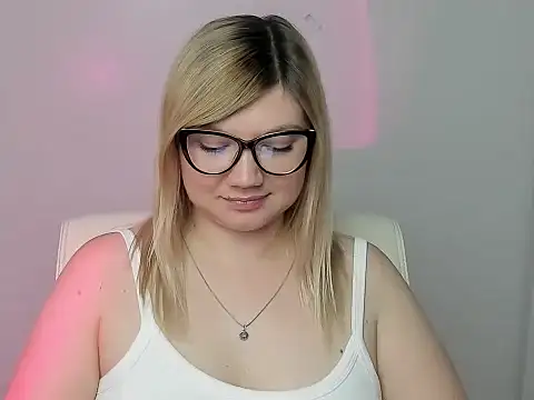 Snapshot of Lola_moree chatting on September 29, 11:48 am Lola moree online show from September 29, 11:48 am