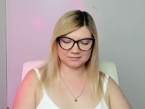 Snapshot of Lola_moree chatting on September 12, 11:39 am Lola moree online show from September 12, 11:39 am