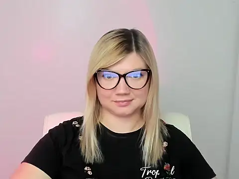 Snapshot of Lola_moree chatting on September 22, 11:52 am Lola moree online show from September 22, 11:52 am