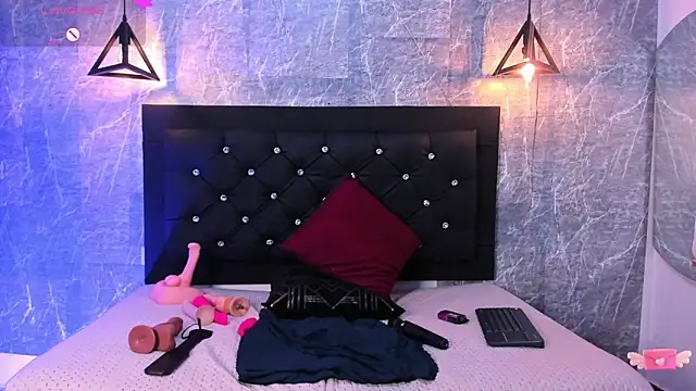 emberhodson online show from January 6, 5:38 pm