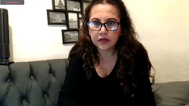 MirandaLatinaLovely online show from May 23, 6:17 pm
