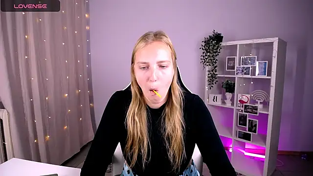 Snapshot of VeronicaAndersen chatting on October 10, 3:00 am VeronicaAndersen online show from October 10, 3:00 am