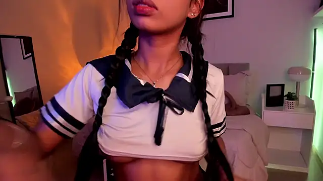Gigi Strawberry online show from May 6, 6:39 am