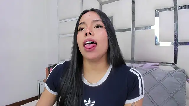 ZoeWan69 online show from May 23, 1:42 pm